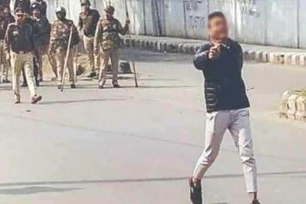 துப்பாக்கி சூட்டை கண்டித்து போராடிய மாணவர்கள் அதிரடி கைது துப்பாக்கி சூட்டை கண்டித்து போராடிய மாணவர்கள் அதிரடி கைது