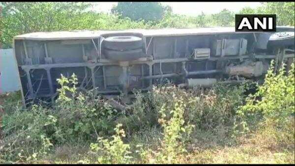 மதுரையில் பள்ளி மாணவர்கள் பயணித்த வேன் விபத்து!