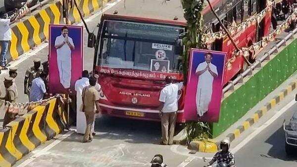 அலங்கார பேனரால் சிக்கிக்கொண்ட அரசுப் பேருந்து!