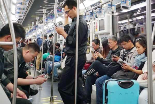 இனி மெட்ரோ ட்ரெயினில் திரைப்படங்கள், சீரியல் பார்க்கலாம்! பயணிகள் உற்சாகம்!! இனி மெட்ரோ ட்ரெயினில் திரைப்படங்கள், சீரியல் பார்க்கலாம்! பயணிகள் உற்சாகம்!!