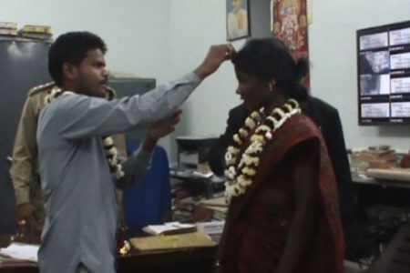 இளம்பெண்ணுடன் உல்லாசம்! சிறையில் திருமணம் செய்துக் கொண்ட இளம்பெண்!