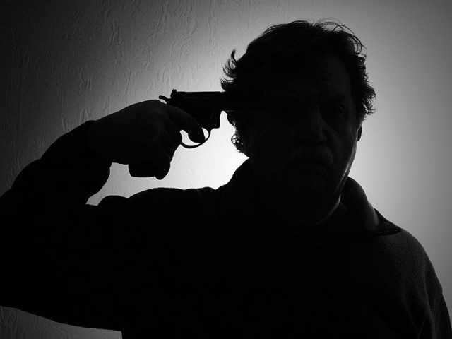 தன்னைத் தானே தலையில் சுட்டு கொண்ட தமிழக துப்பாக்கி சுடும் வீரர்! திருச்சியில் அடுத்தடுத்த அதிர்ச்சி!!