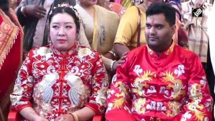 காதல் தான் பெருசு!! கொரோனா வைரஸ் பாதிப்புக்கு நடுவே சீன காதலியை மணந்த இந்தியர்!!