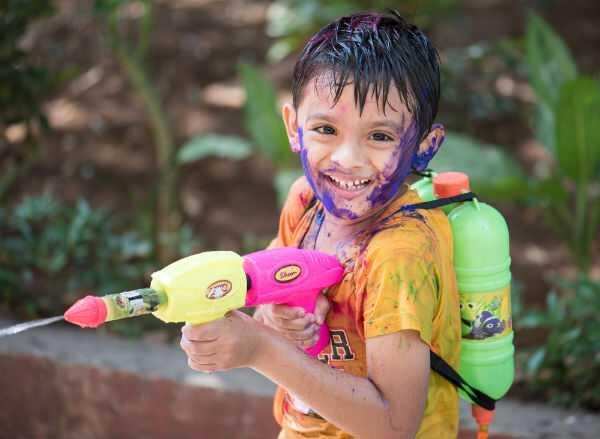 ஹோலி கொண்டாட்டம் முடங்கியது!! கொரோனா வைரஸ் எதிரொலியால் நாடு முழுவதும் பீதி!