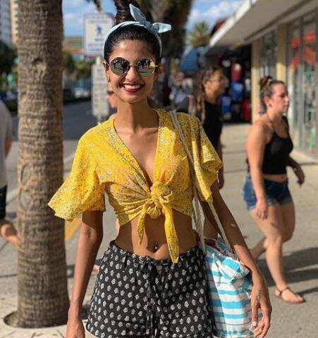 பிகினி உடையில் பிரபல நடிகரின் மகள்! வாய்ப்புக்காக இப்படியெல்லாமா போஸ் கொடுப்பாங்க!?