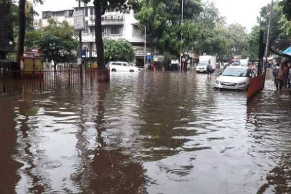 கனமழையினால் வெள்ளத்தில் மிதந்த மும்பை மாநகரம்!