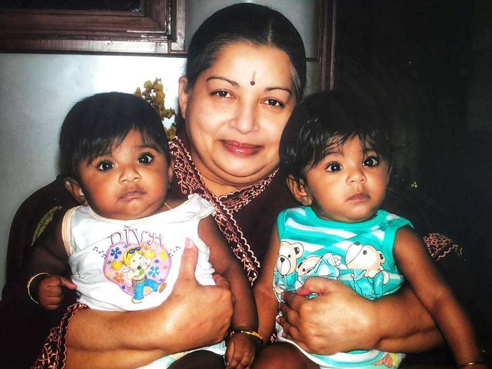 குழந்தைகளை கொஞ்சும் ஜெயலலிதா - புதிய படங்கள்