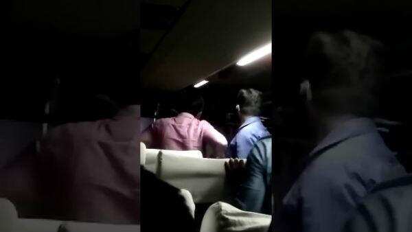 அண்ணே... டயர் தனியா ஓடுது! பீதியில் உறைந்த பயணிகள்!! தனியார் பேருந்துகளின் அராஜகம்!!