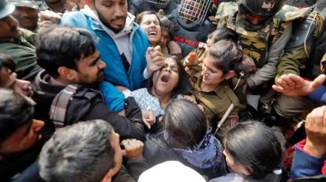 மர்ம உறுப்பை குறிவைத்து தாக்கினார்!! போலீஸ் மீது ஜாமியா மாணவிகள் பகீர் புகார்!!