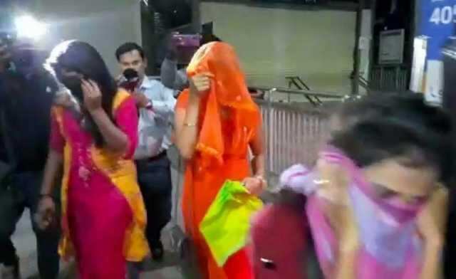 போதையில் தள்ளாடிய 20 பெண்கள்! களை கட்டும் நள்ளிரவு பார்ட்டிகள்!