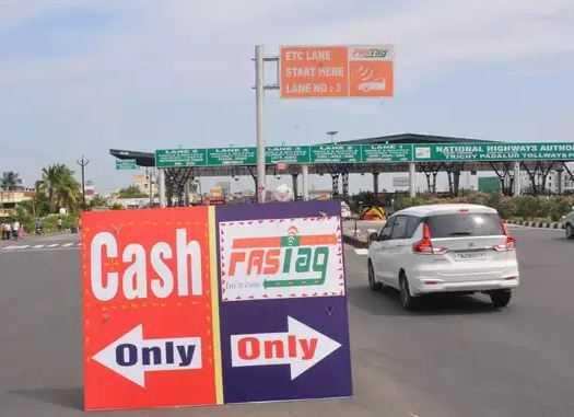 உஷார்!! ஃபாஸ்டேக் இல்லாததால் நீ...ண்ட வரிசையில் நிற்கும் வாகனங்கள்!  சுங்கசாவடிகளில் தவிப்பு!