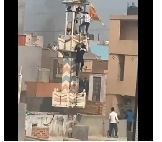 பிரபல பாதீ மசூதிக்கு தீ வைப்பு! அனுமார் கொடி ஏற்றம்!! அதிர்ச்சி வீடியோ!!  டெல்லியில் பதற்றம்?!