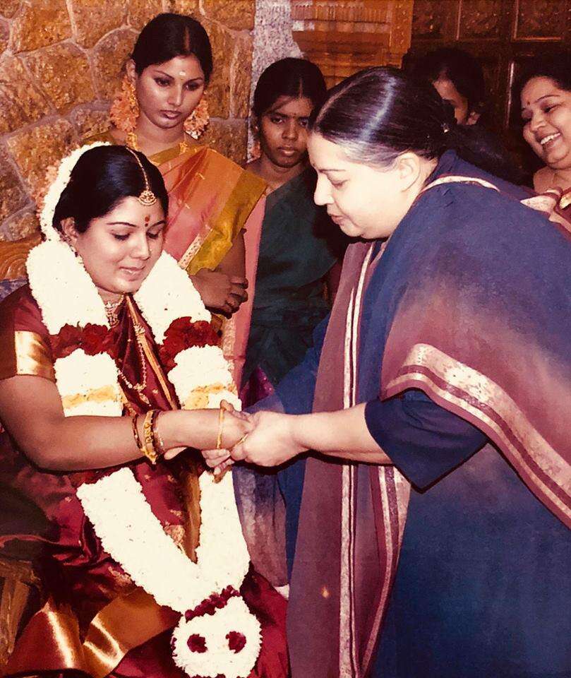 குழந்தைகளை கொஞ்சும் ஜெயலலிதா - புதிய படங்கள்