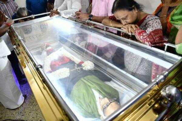 பேராசிரியர் அன்பழகன் உடலுக்கு ரஜினி நேரில் அஞ்சலி!!