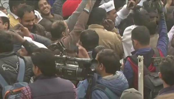 3வது முறையாக ஆட்சியமைக்கிறது ஆம் ஆத்மி! டெல்லியில் தொண்டர்கள் கொண்டாட்டம்!!