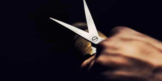 உன்ன வேற யாரும் பார்க்கக் கூடாது! மனைவியின் முடியை வெட்டிய கணவன்!!