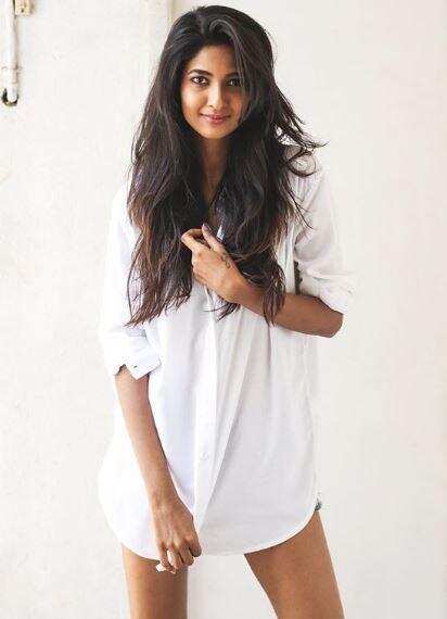 பிகினி உடையில் பிரபல நடிகரின் மகள்! வாய்ப்புக்காக இப்படியெல்லாமா போஸ் கொடுப்பாங்க!?