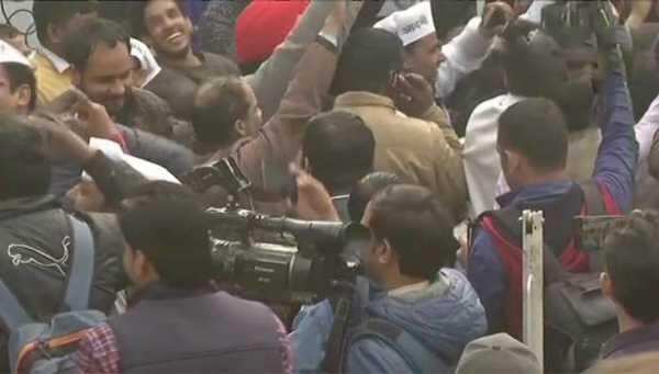 டெல்லியை கைப்பற்றியது ஆம் ஆத்மி! கெஜ்ரிவால் போட்ட திடீர் கண்டிஷன்!