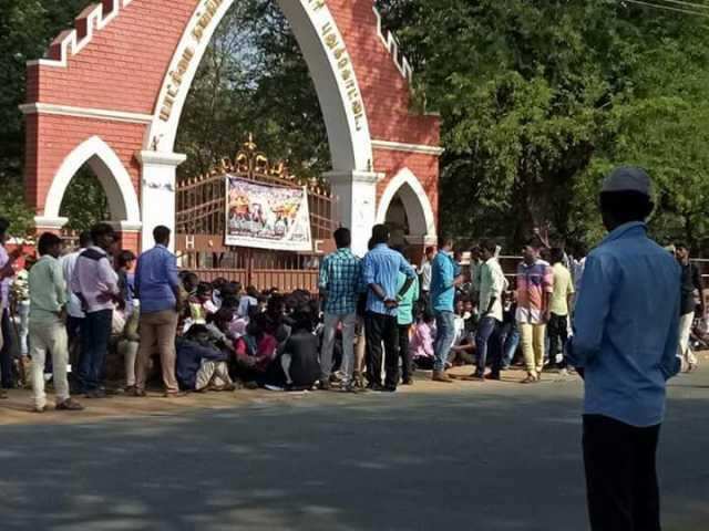 கல்லூரி மாணவர்கள் நள்ளிரவில் திடீர் போராட்டம்!!