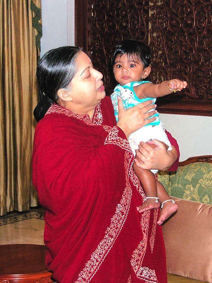 குழந்தைகளை கொஞ்சும் ஜெயலலிதா - புதிய படங்கள்