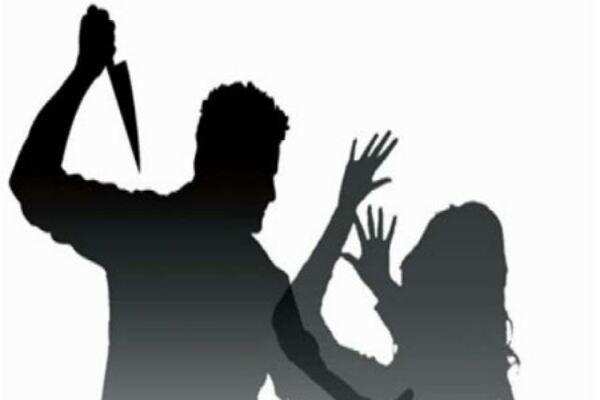 சுடுதண்ணீ வச்சி தரமாட்டியா? மனைவியை கோடாலியால் வெட்டி கொன்ற கொடூர கணவன்!!