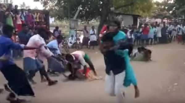 மனைவியை தூக்கி கொண்டு மூச்சிரைக்க ஓட்டம்! வினோத போட்டி !!