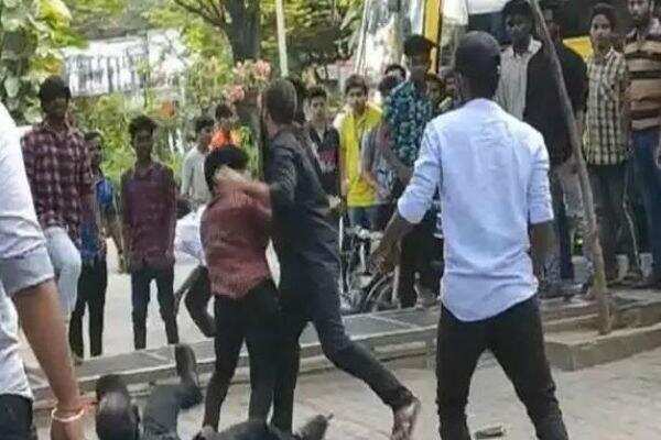 SRM கல்லூரியில் துப்பாக்கி, கத்தியுடன் மாணவர்கள்!! பகீர் கிளப்பும் வீடியோ!