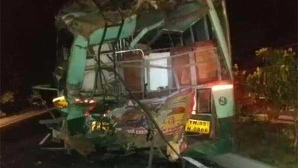 சாலையில் சண்டை.. மின்னல் வேகத்தில் ஆம்னி பேருந்து மோதியதில் 4 பேர் பலி..! சாலையில் சண்டை.. மின்னல் வேகத்தில் ஆம்னி பேருந்து மோதியதில் 4 பேர் பலி..!