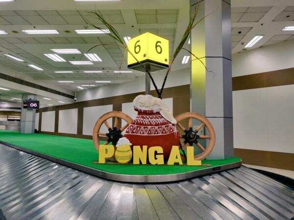 ஏர்போர்ட்டில் பயணிகளுக்கு சர்க்கரை பொங்கல் கொடுத்து அசத்திய சென்னை விமான நிலையம்