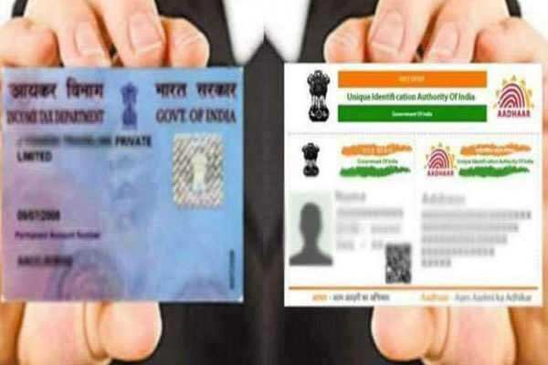 பான் கார்டுடன் ஆதார் எண் இணைக்கலைன்னா வங்கி கணக்கும் காலி!! அதிர்ச்சியில் பொதுமக்கள்!!