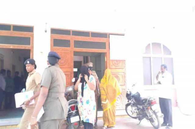 பாலியல் தொழில் நடத்திவந்த அதிமுக பெண் பிரமுகர் அதிரடி கைது..!