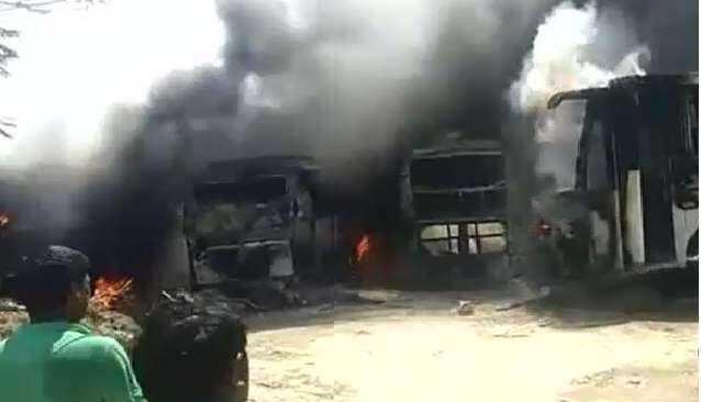 திடீர் தீ விபத்தில் 6 சொகுசு பேருந்துகள் எரிந்து நாசம்!!
