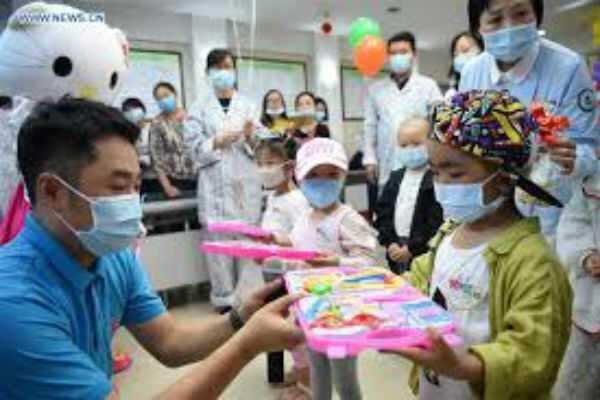 கொரோனா பாதித்த குழந்தைகளை மகிழ்விக்க குழந்தையாக மாறிய மருத்துவர்கள்..!