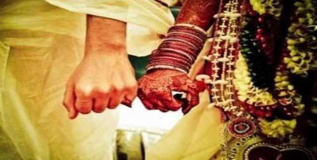 பதற்றத்தில் மகள் காலில் விழுந்து ஆசிபெற்ற அம்மா! - வைரல் வீடியோ