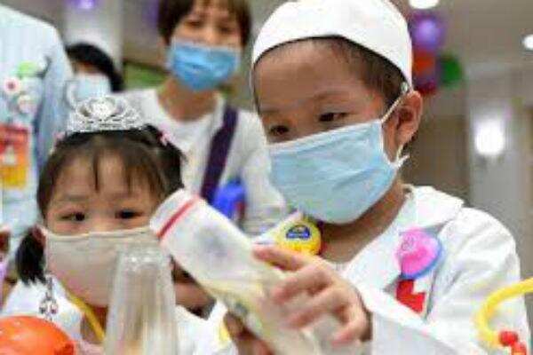 கொரோனா பாதித்த குழந்தைகளை மகிழ்விக்க குழந்தையாக மாறிய மருத்துவர்கள்..!