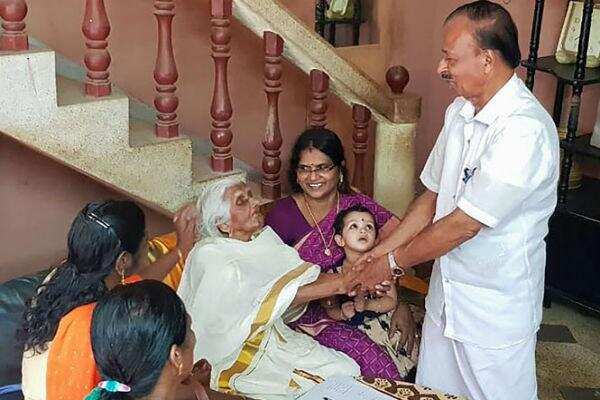 பிரதமர் மோடியால் வீடு தேடி வந்த ஆதார் கார்டு- பன்மடங்கு மகிழ்ச்சியில் 105 வயது பாட்டி..