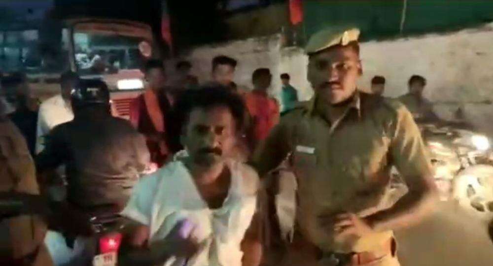 பாஜக கூட்டத்தில் அதிமுக பிரமுகருக்கு அடி, உதை!! கிருஷ்ணகிரியில் பரபரப்பு!