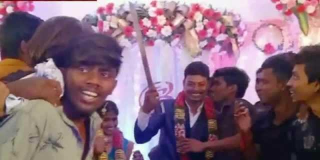 பட்டாக்கத்தியால் கேக் வெட்டிய மாப்பிள்ளை! முன்னாள் ரூட் தல கொண்டாட்டம்!