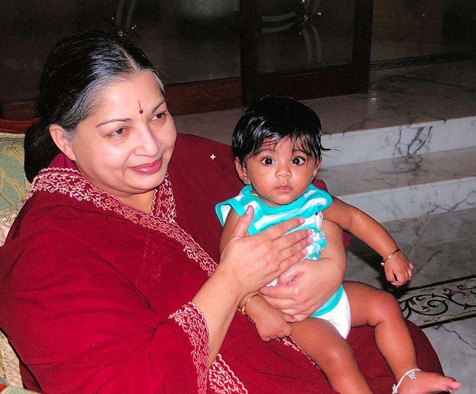 குழந்தைகளை கொஞ்சும் ஜெயலலிதா - புதிய படங்கள்