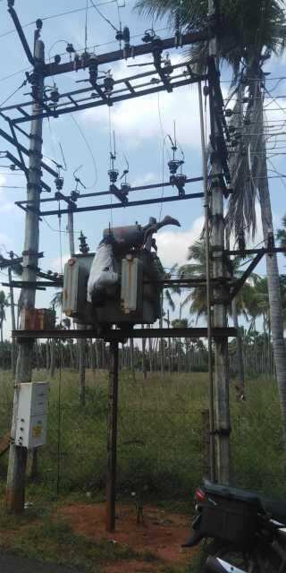 மின்சாரம் பாய்ந்து தலைகீழாக தொங்கியபடி உயிரிழந்த மின்சார ஊழியர்..!