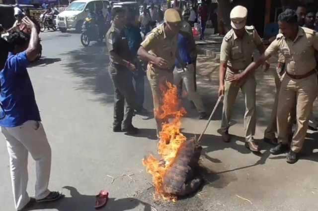 நடுரோட்டில் ரஜினிகாந்த் உருவ பொம்மை எரிப்பு: திடீர்  பரபரப்பு