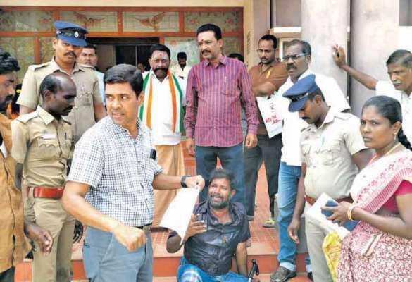 மாற்றுத்திறனாளி தீக்குளிக்க முயற்சி... அதிரடி காட்டிய தாசில்தார்..!