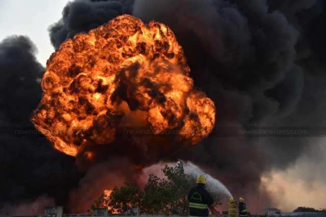 மாதவரத்தில் கட்டுக்கடங்காமல் எரியும் தீ - அக்கம்பக்கத்தில் வசிக்கும் மக்கள் அச்சம்!