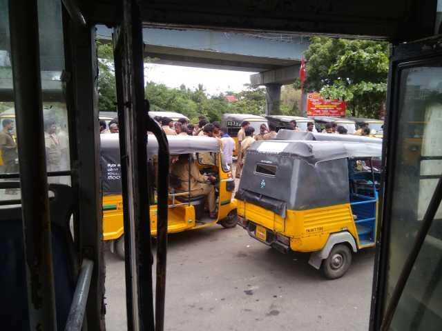 ஷேர் ஆட்டோவில் இளைஞர்கள் செய்த கொடுமை.. திரும்பி பார்த்த இளம்பெண்ணுக்கு அதிர்ச்சி.!