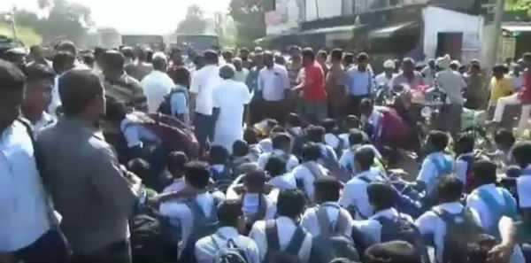 மதுரையில் பள்ளி மாணவர்கள் பெற்றோருடன் சாலை மறியல்! வீடியோ உள்ளே!