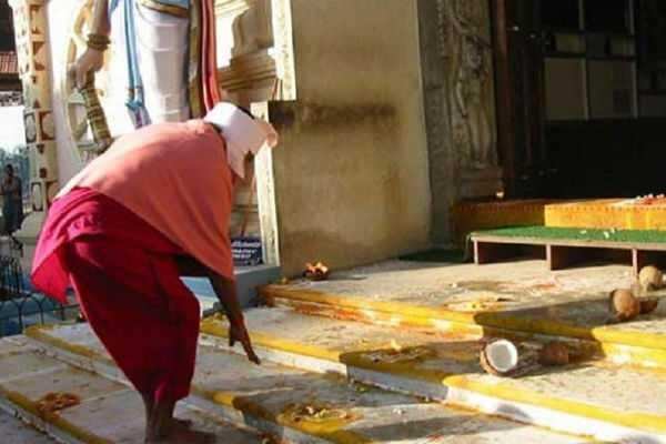 கோவில் வாசற் படியை ஏன் தொட்டுக் கும்பிட வேண்டும் ?