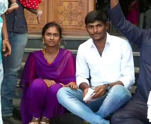 நடுரோட்டில் காதலர்கள் தர்ணா போராட்டம்! சேலத்தில் பரபரப்பு!! நடுரோட்டில் காதலர்கள் தர்ணா போராட்டம்! சேலத்தில் பரபரப்பு!!