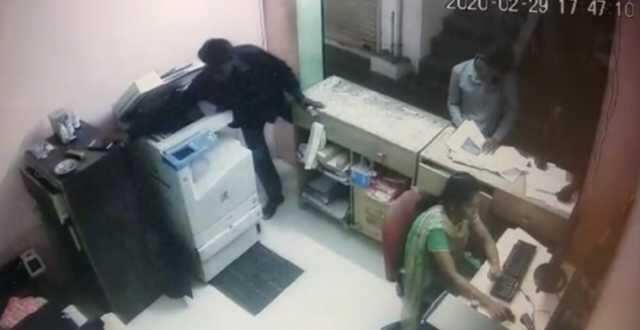 அசந்த நேரத்தில் அலேகா தூக்கிய இளைஞர்.. ரூ.25,000 மதிப்பிலான செல்போனை பறிகொடுத்த பெண் ஊழியர்!!