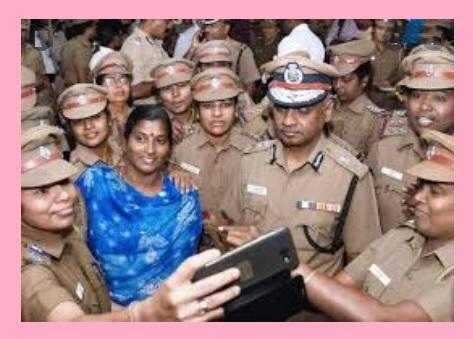 பெண் போலீசாருக்கு ரோஜா பூ வழங்கி கமிஷனர் வாழ்த்து! மகளிர் தின கொண்டாட்டம்!!