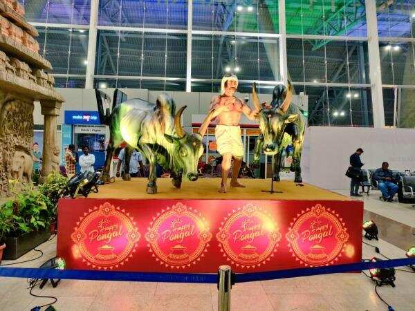 ஏர்போர்ட்டில் பயணிகளுக்கு சர்க்கரை பொங்கல் கொடுத்து அசத்திய சென்னை விமான நிலையம்